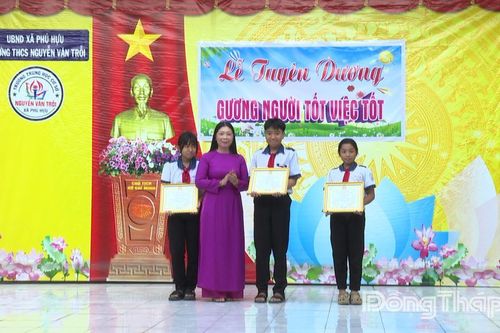 Phú Hựu: Tuyên dương 3 học sinh nhặt được của rơi, trả lại người mất