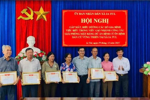 Khen thưởng 18 hộ dân gương mẫu trong giải phóng mặt bằng Dự án ổn định dân cư vùng thiên tai xã Ia Tul