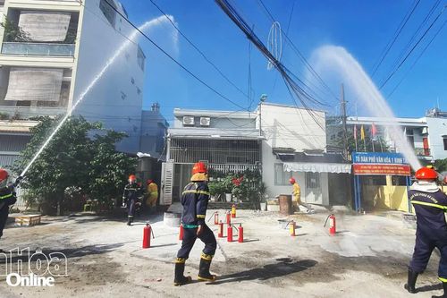 Gần 70 người tham gia thực tập phương án chữa cháy và cứu nạn tại khu dân cư