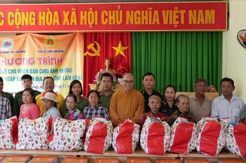 Tặng hơn 500 phần quà đến người dân Lâm Đồng ảnh hưởng mưa lũ