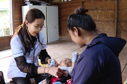 Những thầy thuốc của bản làng