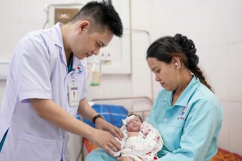 Cứu sống bé gái sơ sinh bị dị tật bẩm sinh hiếm gặp