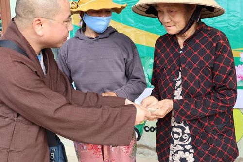 Đoàn thiện nguyện chùa Quang Minh (Đan Mạch) tặng quà cứu trợ đến bà con sau lũ lụt tại tỉnh Đắk Lắk