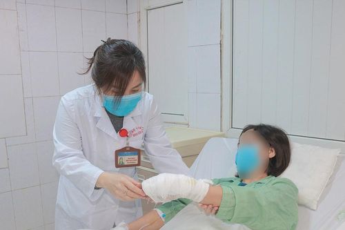 Tự dùng hóa chất thông bồn cầu mua trên mạng, người phụ nữ nhập viện cấp cứu