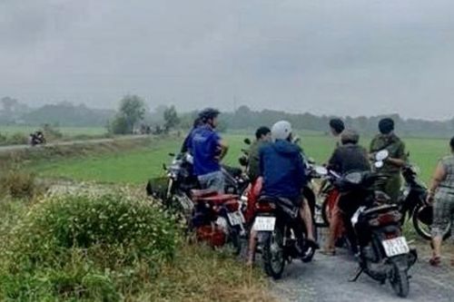 Người đàn ông tử vong bất thường trong lùm cây giữa cánh đồng