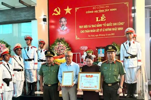 Truy điệu và trao bằng Tổ quốc ghi công cho thân nhân Liệt sĩ Lê Huỳnh Nhật Minh