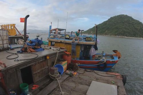 Ngư dân sửa chữa tàu thuyền vươn khơi