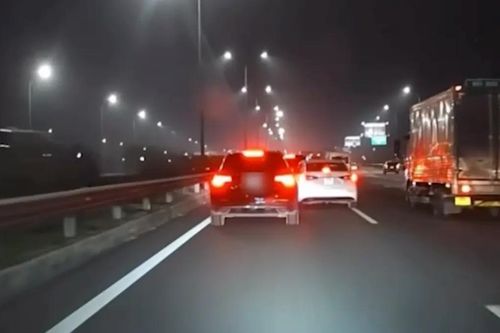 Xe tải đâm vào xe khác đang dừng do mất tập trung