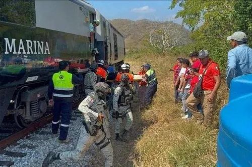 Tàu hỏa trật bánh ở Mexico, hơn 100 người thương vong