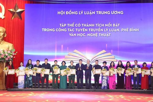 Đẩy mạnh hoạt động lý luận, phê bình văn học, nghệ thuật