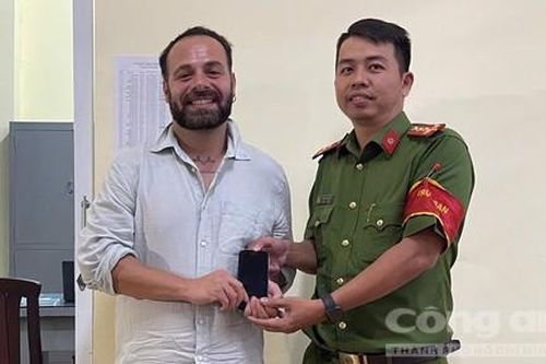Công an phường ở TPHCM kịp thời giúp du khách Thổ Nhĩ Kỳ tìm lại tài sản bỏ quên
