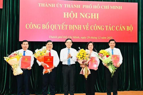 Bí thư Thành ủy TPHCM Trần Lưu Quang trao Quyết định điều động 4 nhân sự nhận nhiệm vụ mới