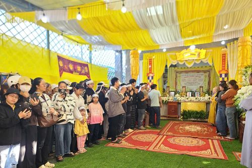 Nghẹn ngào dòng người tiễn đưa 4 nạn nhân vụ cháy nhà ở Đắk Lắk