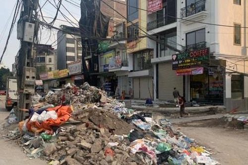 Ngổn ngang rác thải, tiềm ẩn mất an toàn trên phố Nguyễn Lam