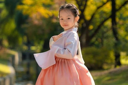 Con gái Cường đô la - Đàm Thu Trang diện Hanbok xinh như công chúa