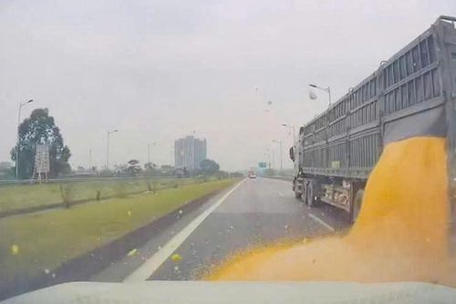 Thái Nguyên: Xử lý tài xế làm rơi vãi hàng hóa trên đường cao tốc