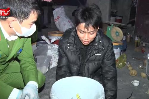 Bắt quả tang đối tượng mua hóa chất trên mạng để sản xuất 'hàng cấm'