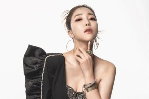 Nữ ca sĩ Hàn Quốc lộ video ngoại tình trong thang máy