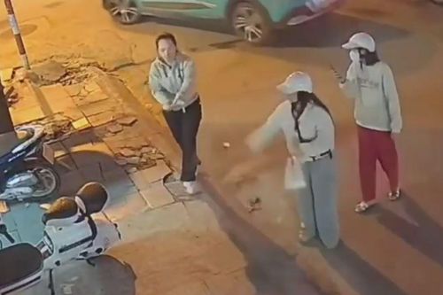 Nhóm phụ nữ rắc muối trả thù tiệm ảnh