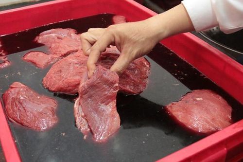 Trách nhiệm của 75 quán ăn nhập 'thịt bò giả' bán cho thực khách ra sao?