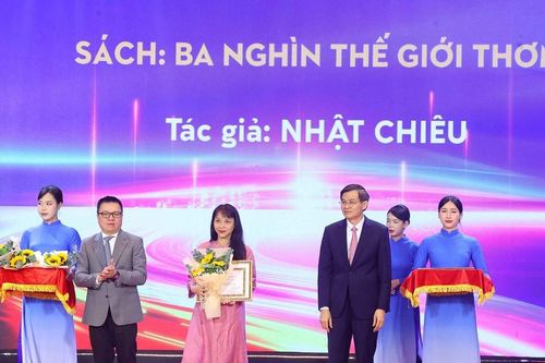 Nhật Chiêu nhận giải của Hội đồng Lý luận trung ương: Cũng là một người 'khai sơn phá thạch'!
