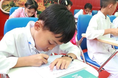 Giữ hồn chữ viết Chăm, lan tỏa giá trị văn hóa truyền thống