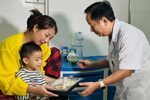 Chuyến xe tử tế tháng 12 - sự sống mong manh, tình người vẫn luôn ấm áp