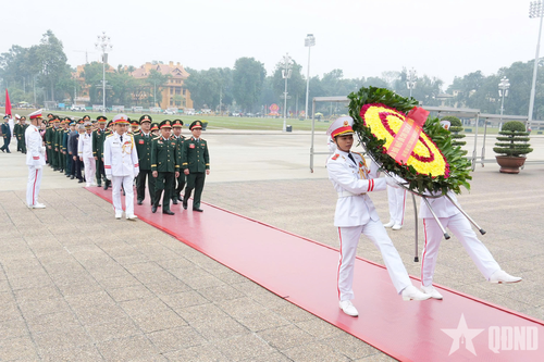 Đoàn đại biểu dự Đại hội đại biểu Công đoàn Quân đội lần thứ XI báo công dâng Bác