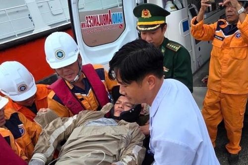 Giải cứu thành công thuyền viên gặp nạn trên biển
