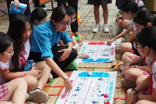 Từ tháng 1-2026, trường học tại TPHCM hạn chế học sinh dùng điện thoại vào giờ chơi
