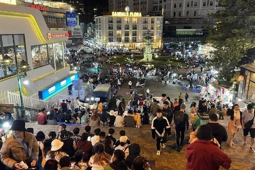 Food tour chợ đêm Đà Lạt khám phá loạt món ngon khiến thực khách mê mẩn