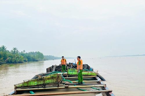 Bắt giữ phương tiện tàng trữ cát sông trái phép ở Vĩnh Long