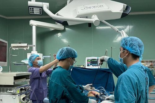 Đau bụng quanh rốn, trẻ 13 tuổi thủng dạ dày