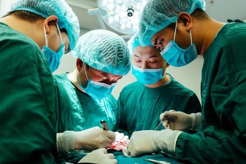 Bé gái 5 tháng tuổi bị biến dạng hộp sọ bẩm sinh