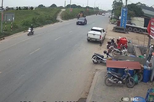 Máy xúc hất văng xe máy trên Quốc lộ ở Phú Thọ, hai người bị khởi tố