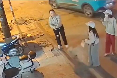 Độc chiêu rắc muối trả thù tiệm ảnh của nhóm phụ nữ ở Ninh Bình