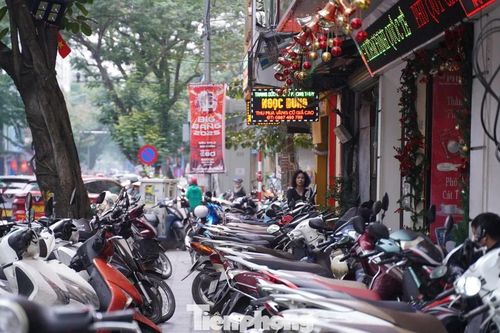 Vỉa hè Hà Nội - nơi thông thoáng, chỗ lộn xộn
