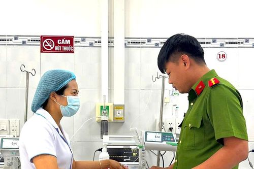 Bé gái bị vùi trong cát ở Gia Lai đã có người nhận nuôi