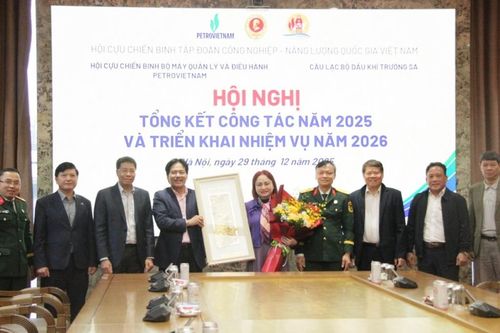 Tăng cường phối hợp giữa Hội CCB BMQL&ĐH Petrovietnam và CLB Dầu khí Trường Sa