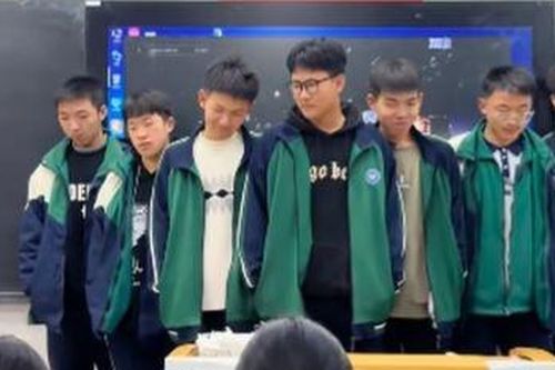 Cô giáo có chiêu phạt lỗi đi muộn đặc biệt, khiến nhóm học sinh 'nổi như cồn'