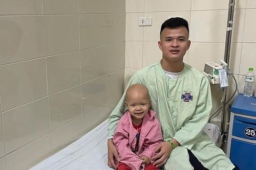 Cha đơn thân kiệt quệ cầu cứu cộng đồng giúp con trai 3 tuổi mắc ung thư xương