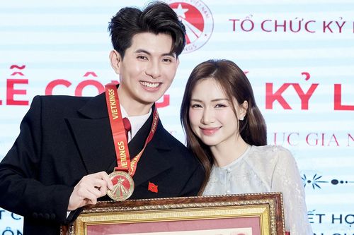 Hòa Minzy chúc mừng NTK 9X lập kỷ lục, Thoa Trần lập kỷ lục nhờ áo dài
