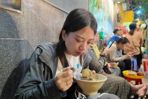 Món vỉa hè giá 25.000 đồng ở Hà Nội khiến khách Nhật nức nở khen ngon