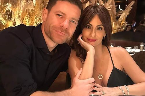 Vợ xinh đẹp cổ vũ Xabi Alonso giữa tin đồn sắp bị Real Madrid sa thải