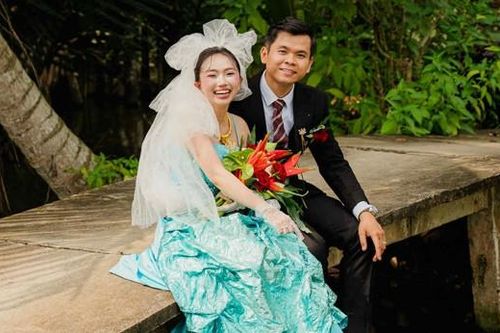 Cô dâu Vĩnh Long làm đám hỏi giống mẹ 31 năm trước, quan khách khen nức nở
