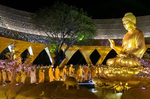 An vị tôn tượng Đức Phật Câu Na Hàm Mâu Ni cao hơn 7m trên đỉnh núi Bà Đen