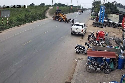 Diễn biến mới nhất vụ máy xúc hất văng người đi xe máy trên quốc lộ ở Phú Thọ
