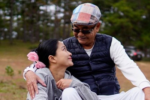 NSND Việt Anh tình tứ bạn gái kém 36 tuổi, hoa hậu Ngô Phương Lan như 'chủ tiệm vàng'