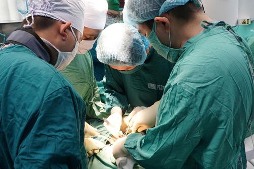 Bác sĩ 2 bệnh viện ở TPHCM phẫu thuật cứu bệnh nhân đa chấn thương do tai nạn