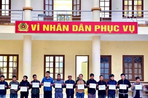 Bắt 13 đối tượng đánh bạc dưới hình thức xóc đĩa tại nhà riêng